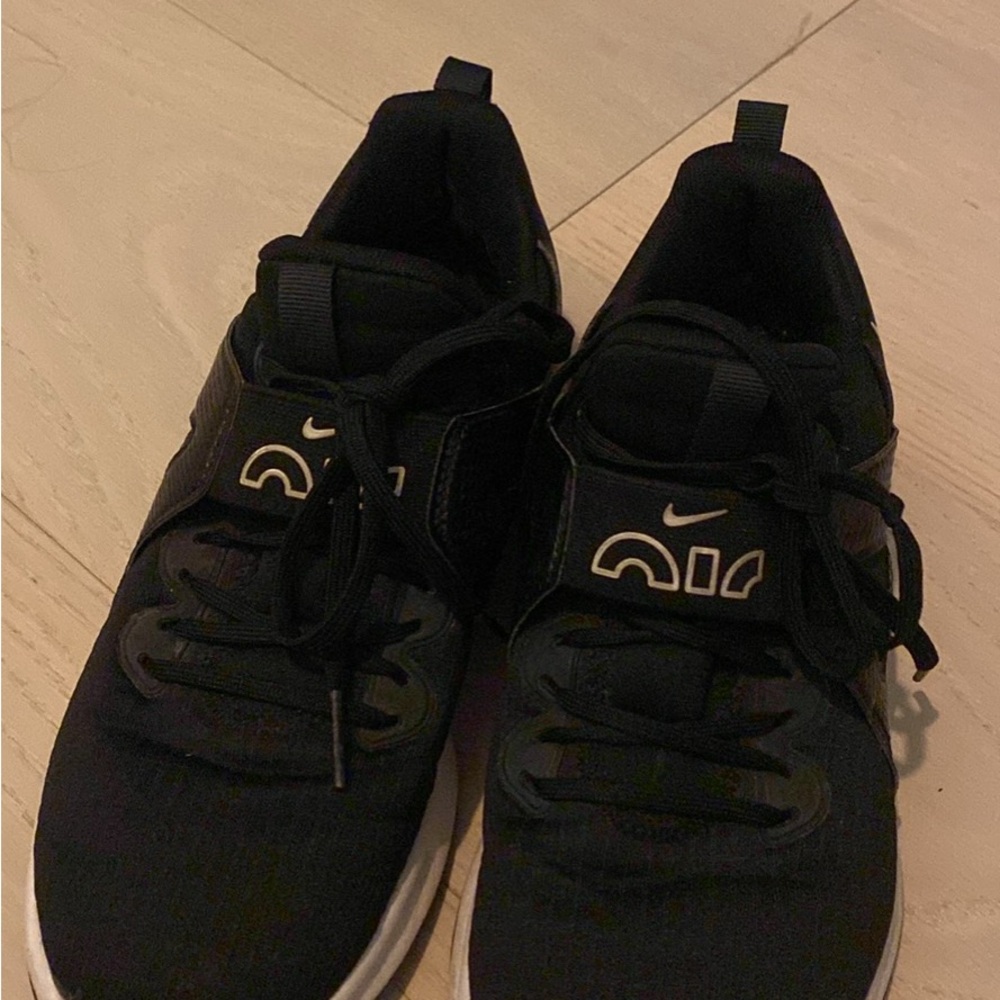Nike Air Max women’s training sneakers black size 6 US